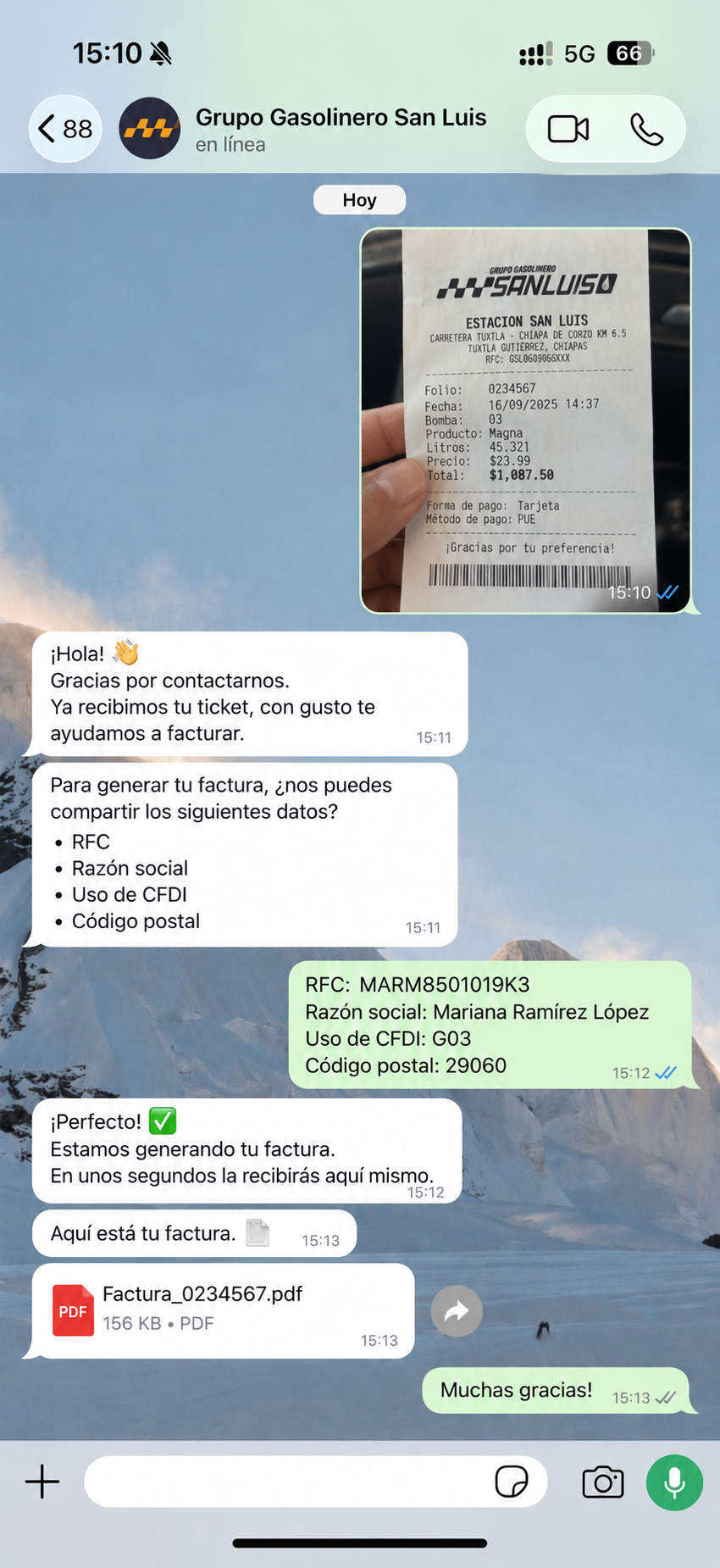 Conversación real de WhatsApp: el cliente envía la foto de su ticket y recibe su factura CFDI